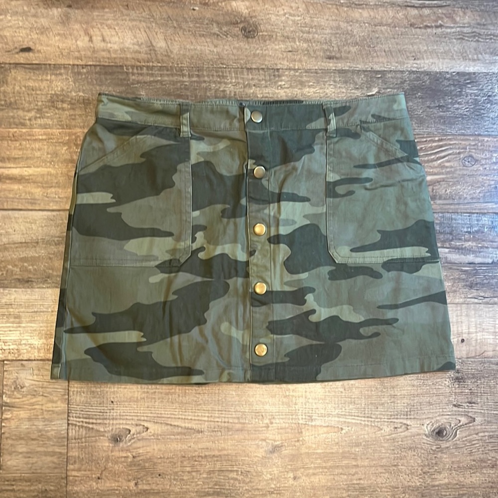 Forever 21 Camo Skirt size 13/14 (Juniors) **Please Note the Size**